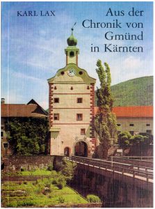 Buchtitelseite des Buchs Aus der Chronik von Gmünd in Kärnten von Karl Lax. In der Bildmitte ein Turm mit gewölbtem Giebel und Zwiebeltürmchen zwischen Häusern. Auf den Turm zuführend eine Brücke, mündend in einem Tor auf der rechten Vorderhälfte des Turms.