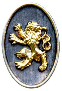 Ein stehender goldener Löwe mit Brezelschweif auf bläulichem Grund.