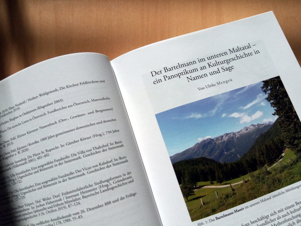 Aufgeschlagenes Buch mit einem Artikeltitel und einem Artikelbild.